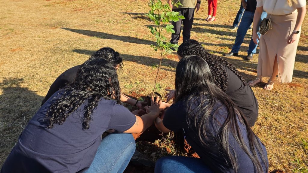 >Meninas que integram o Projeto Raízes da Sustentabilidade