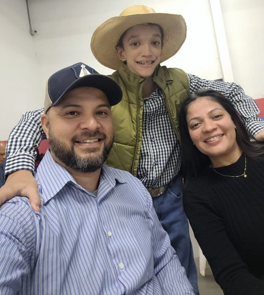 Kleber, seu filho Lucas e sua esposa Luciana