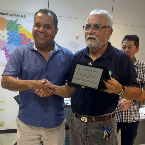 O Servidor José Ladário recebe um homenagem por 35 anos de trabalho, das mãos do colega Pedroso